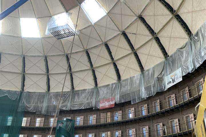 Gedämmte Stahl-Dachkonstruktion eines Kuppelbaus